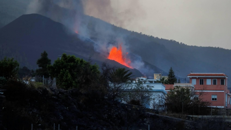 Vista de casas de la localidad de El Paso, amenazadas por el transcurso de la lava del volcán este 28 de septiembre de 2021.