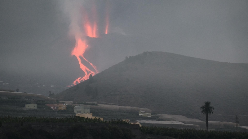Vista del los ríos de lava que descienden por la ladera del volcán en una imagen tomada este martes 28 de septiembre de 2021 desde la localidad de Tazacorte, en la isla de La Palma.