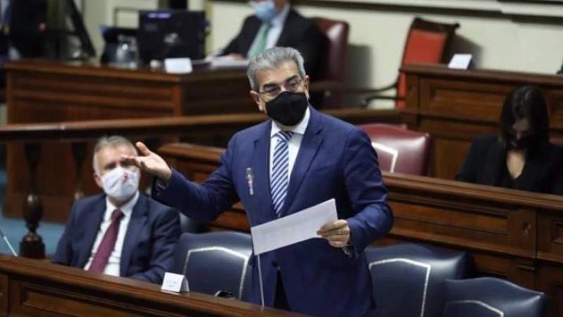 El vicepresidente y consejero de Hacienda, Presupuestos y Asuntos Europeos del Gobierno de Canarias, Román Rodríguez en un Pleno del Parlamento.