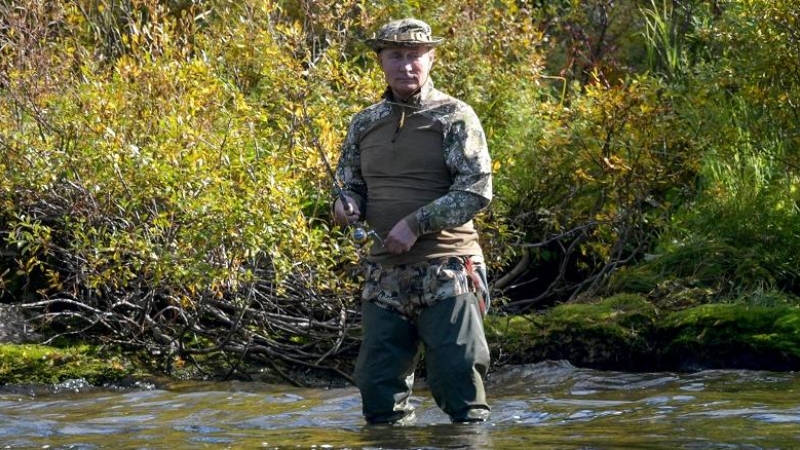 El presiente ruso, Vladimir Putin, pescando, durante sus vacaciones en Siberia el pasado septiembre.