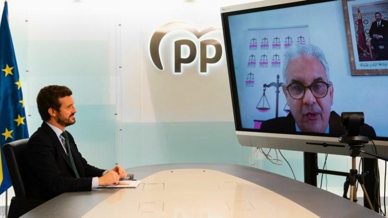 El líder del PP, Pablo Casado, en una reunión telemática con el líder del partido marroquí Istiqlal, Nizar Baraka, en el mes de mayo.