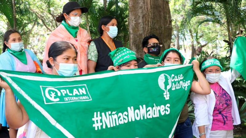 Activistas feministas manifestándose el pasado 26 de octubre a las afueras del Hospital de la Mujer Percy Boland, en Santa Cruz (Bolivia).