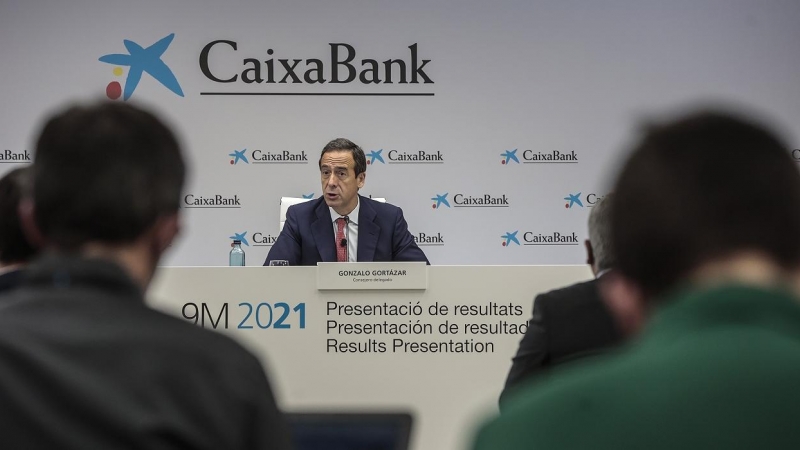 El consejero delegado de CaixaBank, Gonzalo Gortázar, en la presentación de los resultados de los nueve primeros meses de 2021, en la sede de la entidad en Valencia. E.P./Rober Solsona