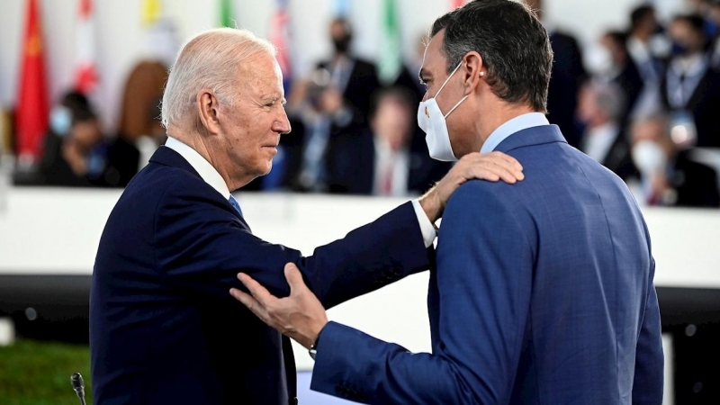 30/10/2021 Sánchez conversa con el presidente de los Estados Unidos, Joe Biden, durante la sesión plenaria de la cumbre de líderes del G20 en Roma