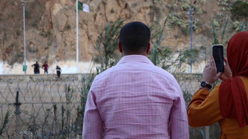 Familiares y personas curiosas saludan a los argelinos en la zona de Bin Lajraf