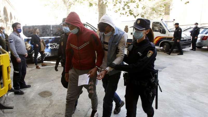 Dos de los marroquíes detenidos, a su llegada al Juzgado de lo Penal número 7 tras ser acusados por el episodio que el pasado viernes obligó a cerrar el Aeropuerto de Palma, a 8 de noviembre de 2021, en Palma de Mallorca, Baleares.