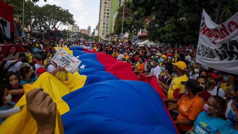 Partidarios del Partido Socialista Unido de Venezuela (PSUV) participan en el cierre de campaña en Caracas