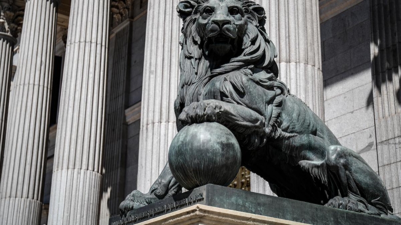 Uno de los emblemáticos leones que se encuentran delante de la fachada del Congreso de los Diputados en la Plaza de las Cortes de Madrid, a 5 de septiembre de 2019.