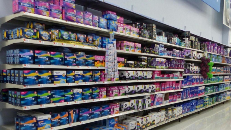 Productos para la menstruación en un supermercado.- WIKIPEDIA