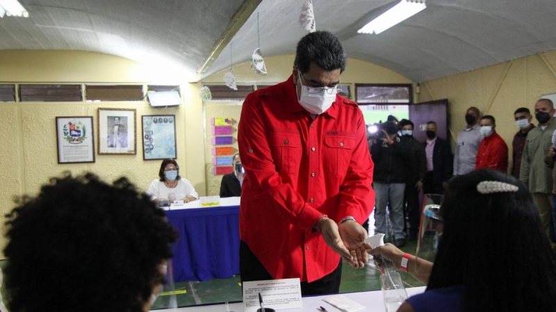 El presidente Nicolás Maduro utiliza gel hidroalcohólico tras votar.