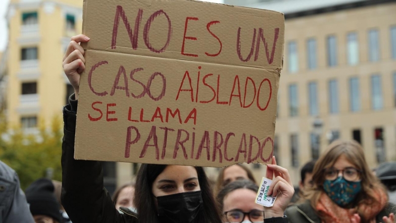Una mujer sostiene una pancarta donde se lee la frase 'No es un caso aislado, se llama patriarcado', en una manifestación contra la sumisión química, a 20 de noviembre de 2021, en Madrid.