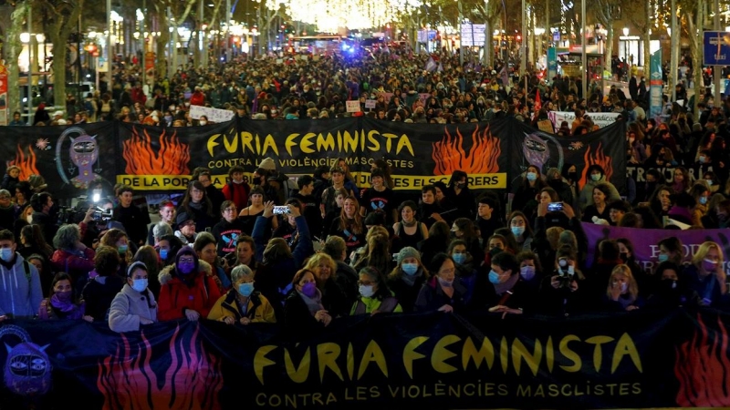 5/11/2021.- Un momento de la manifestación feminista con motivo del 25N, Día Internacional para la Eliminación de la Violencia contra la Mujer, bajo el lema 'Furia feminista contra las violencias machistas', este 25N en Barcelona.