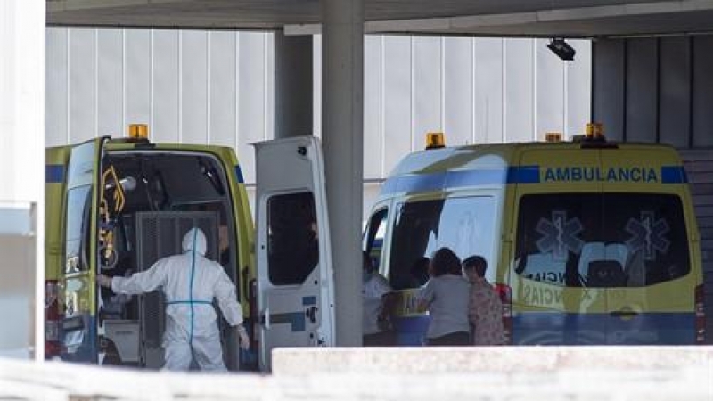Un paciente con Covid-19 es trasladado desde el Hospital de O Incio al Hospital de Lugo, Galicia (España), a 3 de septiembre de 2020.