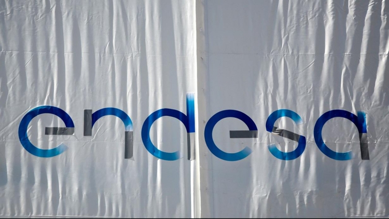 El logo de la eléctrica Endesa, en un telón en su sede en Madrid. REUTERS/Andrea Comas