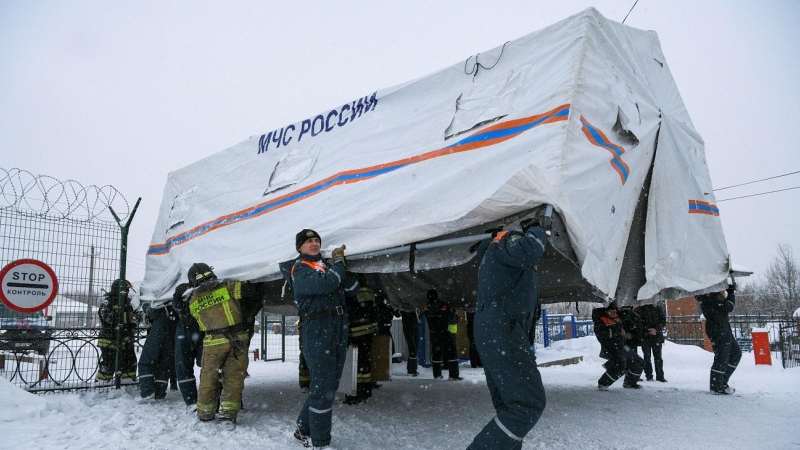 Personal del equipo de rescate acuden al accidente en una mina en Kemerovo, provincia al norte de Rusia este 25 de noviembre de 2021.