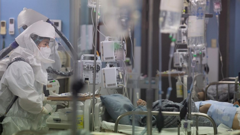 Personal sanitario atiende a pacientes hospitalizados por covid en un hospital de Pyeongtaek, en Corea del Sur.