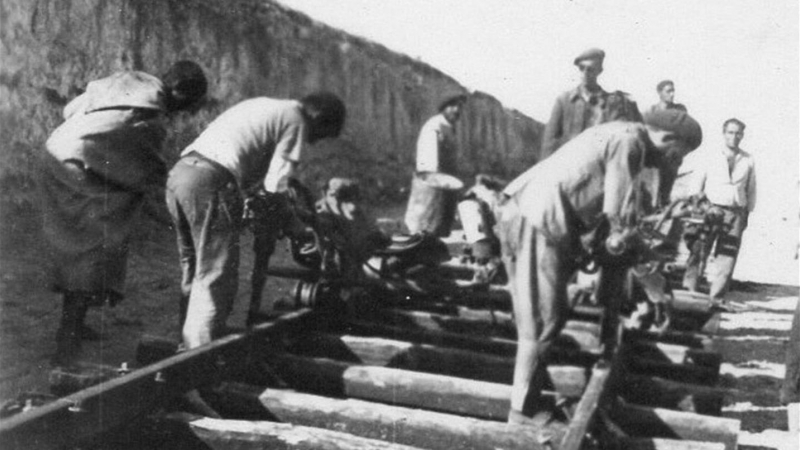 -Presos trabajando en la construcción del ferrocarril Transahariano entre 1940 y 1943, miles de republicanos españoles fueron recluidos por la Francia de Vichy en campos de concentración en Marruecos y Argelia para construir el ferrocarril Transahariano.