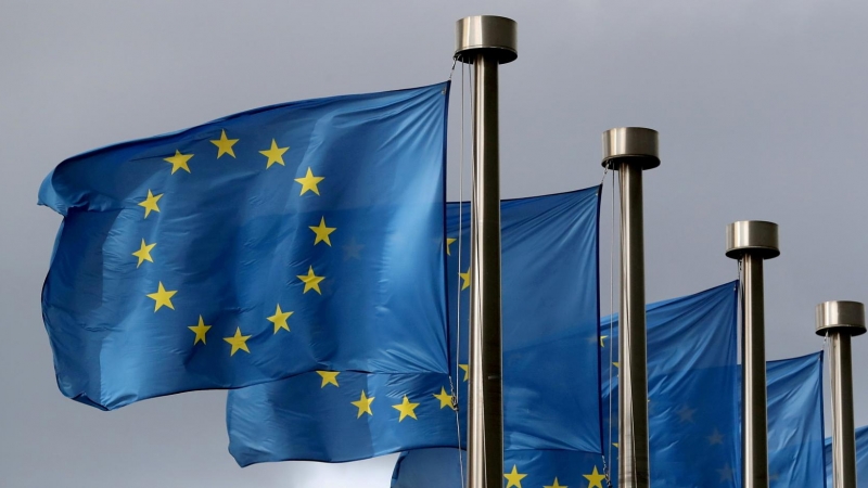 07/12/21. Banderas de la UE en la sede de la Comisión Europea en Bélgica.