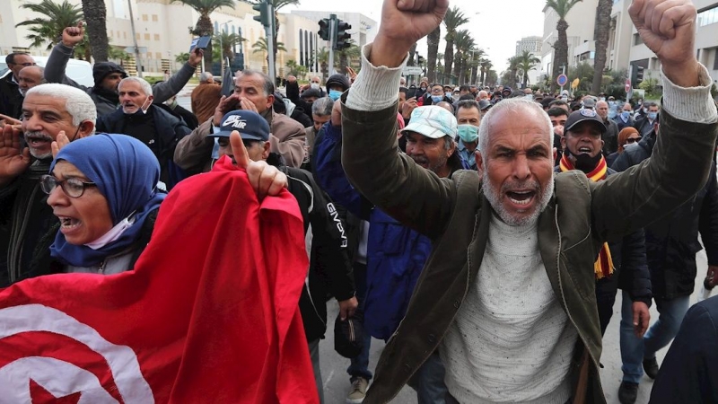 Manifestantes desafían las restricciones de la covid-19 para protestar contra la suspensión del parlamento y la toma del poder ejecutivo por parte del presidente tunecino Kais Said.