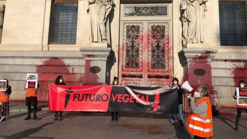 Activistas arrojan pintura a la fachada del Ministerio de Agricultura para exigir el cese de subsidios a la ganadería