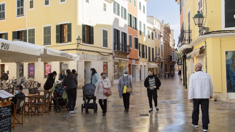 Varias personas pasean por el centro de Menorca, a 28 de enero de 2021.