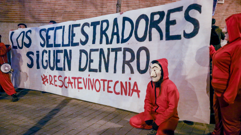 Varias personas sostienen una pancarta durante la concentración contra el CSIC por las víctimas de Vivotecnia, ante las dependencias del CSIC, a 27 de enero de 2022, en Madrid.