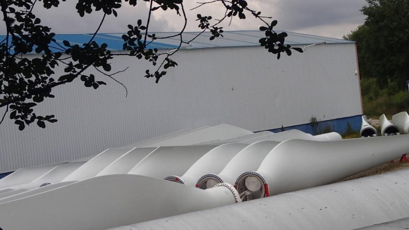 Palas de aerogeneradores en el almacén de As Pontes (A Coruña).
