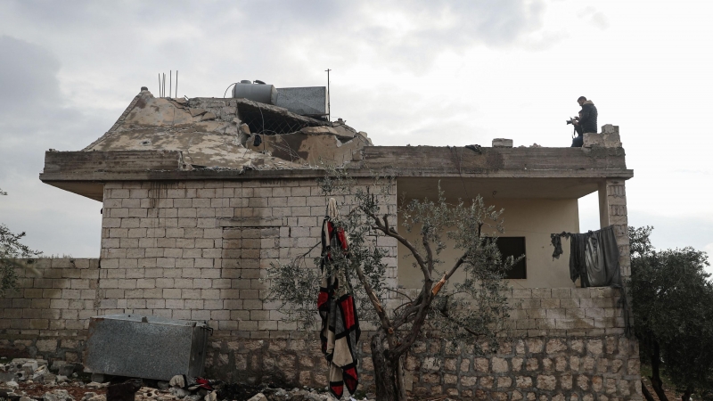 Una vista general de la casa dañada donde Abu Ibrahim al-Hashimi al-Qurashi, líder del Estado Islámico, fue asesinado durante una incursión nocturna de las fuerzas especiales estadounidenses en Siria