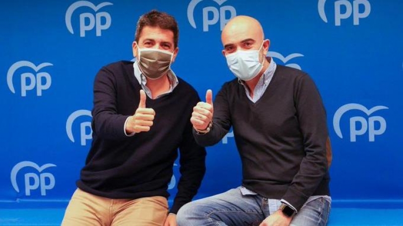 Sirera, a la dreta, amb el president del PP valencià, Carlos Mazón.