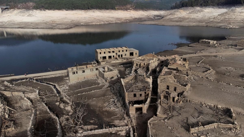 La sequía descubre el antiguo pueblo de Aceredo que había sido sumergido en la década de 1990 después de la construcción de la represa en Concello de Lobios, España.