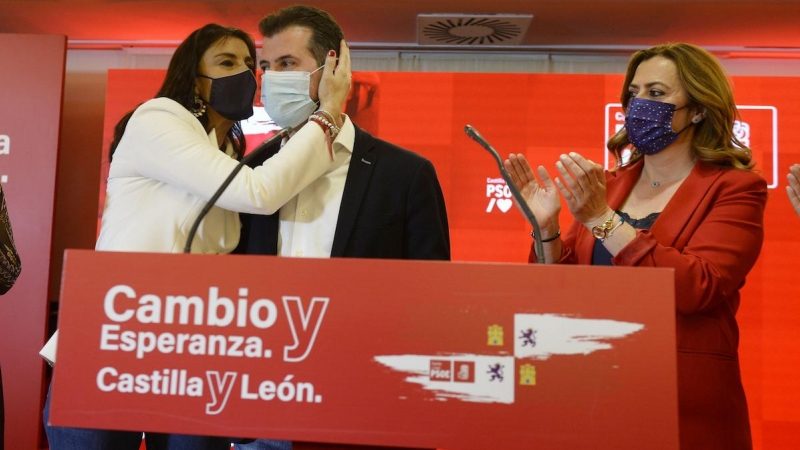 La vicesecretaria del PSCyL-PSOE, Virginia Barcones, consuela al candidato del PSOE a la Presidencia de la Junta, Luis Tudanca, a 13 de febrero de 2022, en Valladolid.