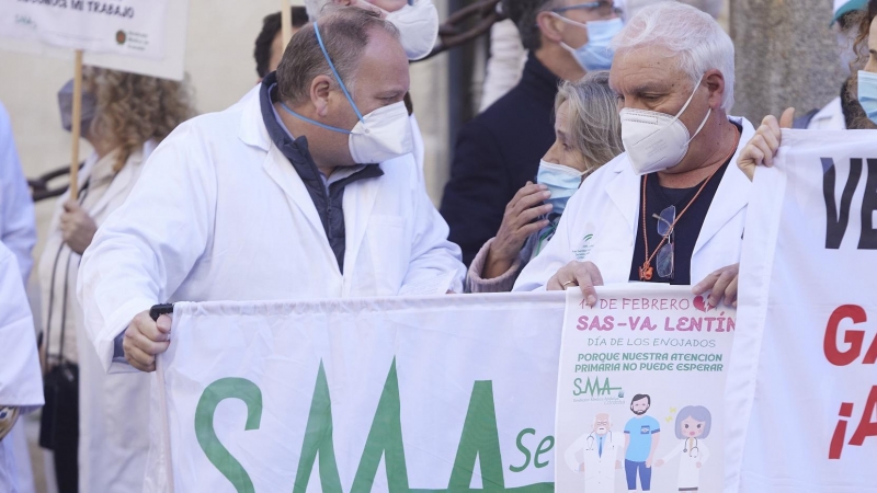 17/2/22-Detalle de una cartel portado por un sanitario durante la concentración del Sindicato Andaluz de Salud frente al Servicio Andaluz de Salud, a 14 de febrero de 2022 en Sevilla (Andalucía, España).