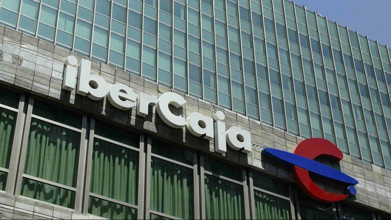 El logo de Ibercaja en su sede central en Zaragoza.