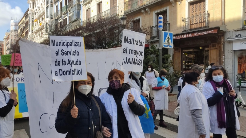 Trabajadoras del servicio de atención domiciliaria se manifiestan en Madrid
