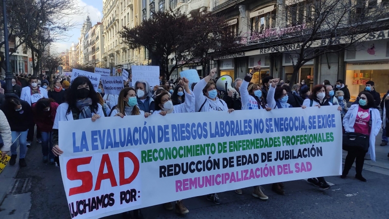 Cabecera de la manifestación de las trabajadoras del servicio de atención domiciliaria en Madrid
