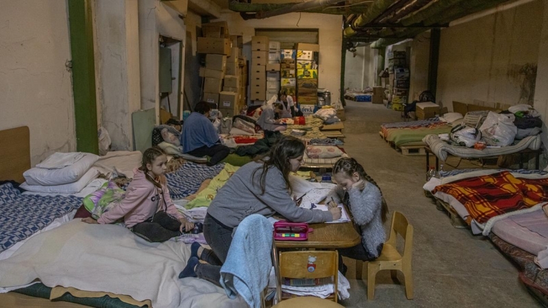Madres y niños se refugian en el sótano del Hospital Infantil Ohmadyt en Kiev (Kiev), Ucrania, este 1 de marzo durante los bombardeos rusos sobre la capital.