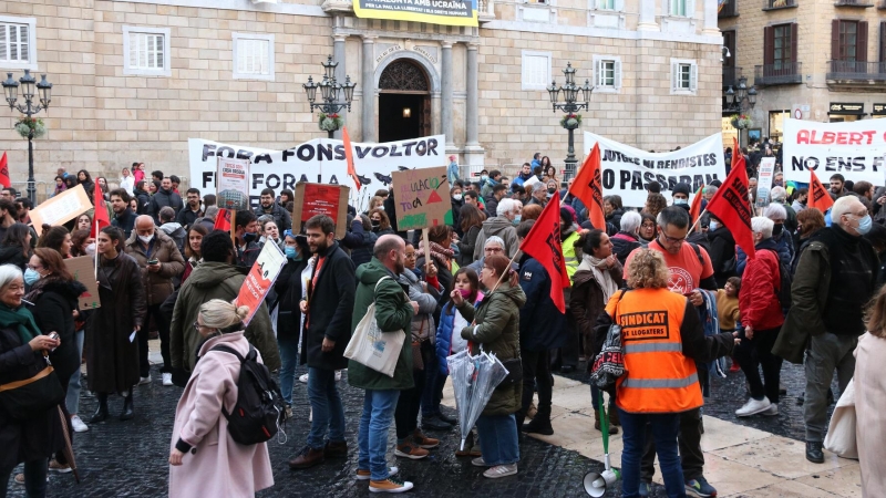 La manifestació del Sindicat de Llogateres a la plaça Sant Jaume de Barcelona en defensa de la regulació dels lloguers.