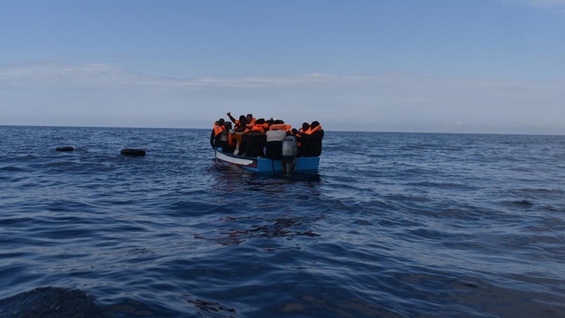 Fotografía de archivo del 5 de marzo de una embarcación de madera rescatada por miembros de la ONG Open Arms frente a las costas de Libia.