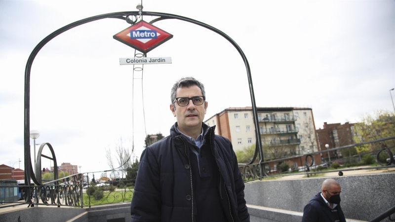 El ministro de Presidencia, Félix Bolaños (c), sale de la estación de metro de Colonia Jardín de camino a visitar el Corredor Ecológico del Suroeste, este sábado en Madrid.