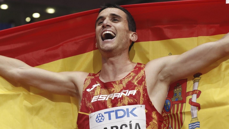 Mariano García de España celebra después de ganar una final masculina de 800 m en el Campeonato Mundial de Atletismo Indoor en Belgrado, Serbia, el 19 de marzo de 2022.