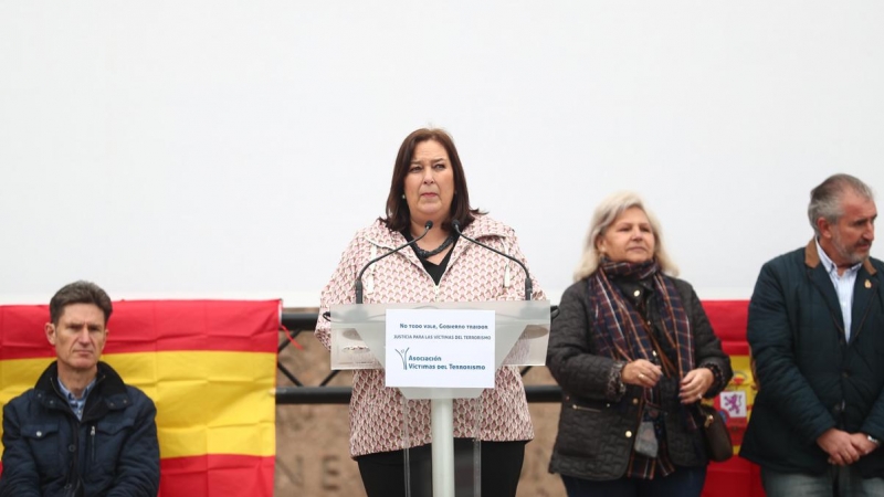 La presidenta de la Asociación Víctimas del Terrorismo (AVT), Maite Araluce, interviene durante la manifestación convocada el 26 de marzo de 2022, en Madrid.
