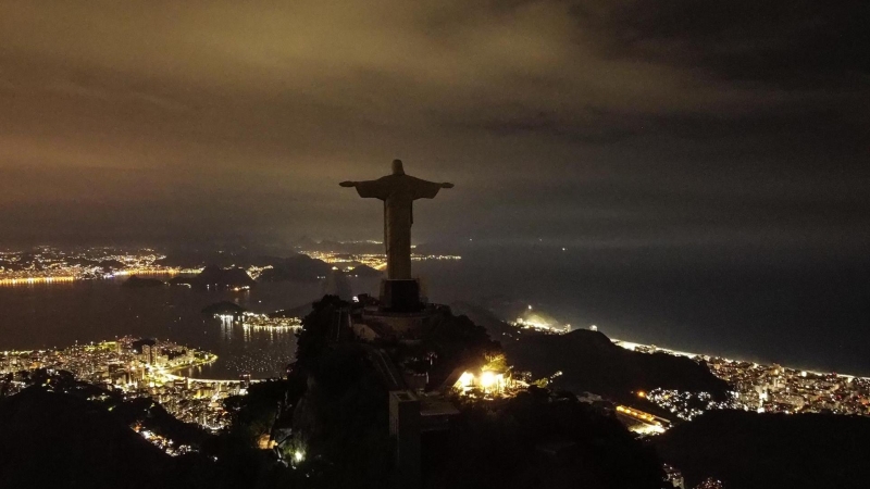 Fotografía tomada con un dron que muestra la estatua del Cristo Redentor completamente apagada, hoy, en Río de Janeiro (Brasil)