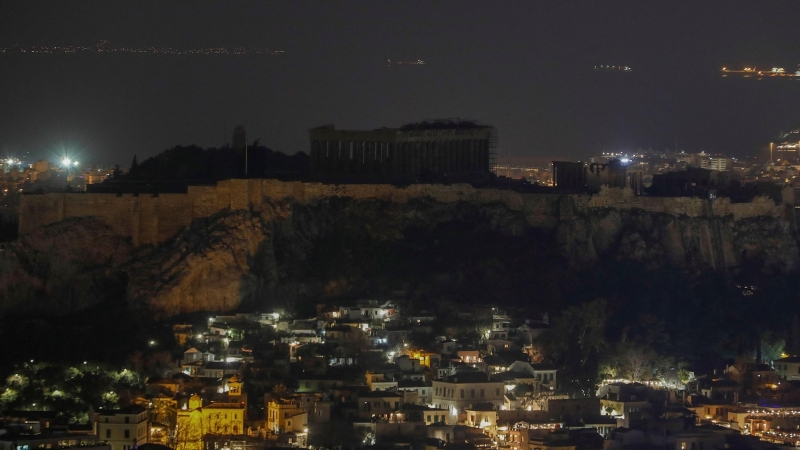 El antiguo templo del Partenón se muestra en la cima de la colina de la Acrópolis durante la Hora del Planeta en Atenas, Grecia, el 26 de marzo de 2022