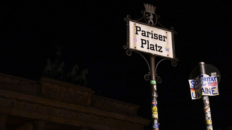 Una vista muestra el letrero cuadrado Pariser Platz frente a la Puerta de Brandenburgo cuando las luces se apagan para marcar la Hora del Planeta en Berlín, Alemania, el 26 de marzo de 2022.