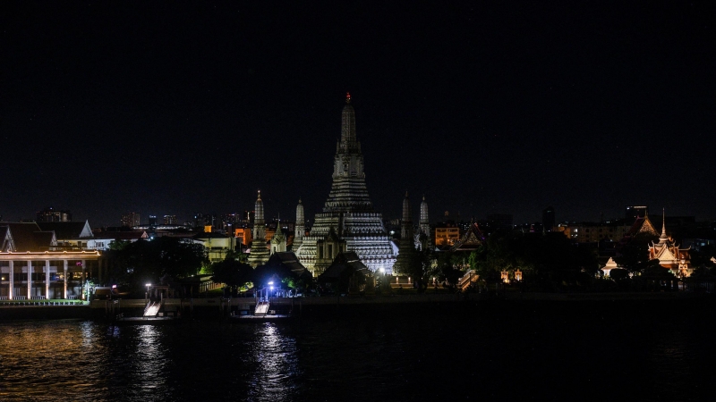 Una vista del Templo del Amanecer después de que se apagaran las luces para la Hora del Planeta en Bangkok, Tailandia, el 26 de marzo de 2022.