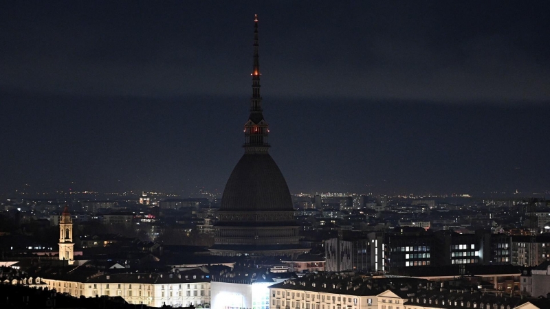 Una vista de la Mole Antonelliana con la iluminación apagada para conmemorar la Hora del Planeta, en Turín, Italia, el 26 de marzo de 2022. Los edificios emblemáticos apagan sus luces durante una hora para participar en el movimiento de la Hora del Planet