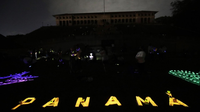el apagado de luces del edificio de la Administración del Canal de Panamá, hoy, en Ciudad de Panamá (Panamá)