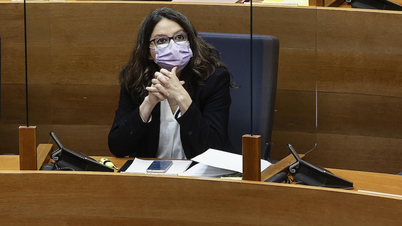La vicepresidenta y consellera de Igualdad y Políticas Inclusivas, Mónica Oltra, en una sesión de la Diputación Permanente de Les Corts de Valencia, a 18 de enero de 2022, en València.