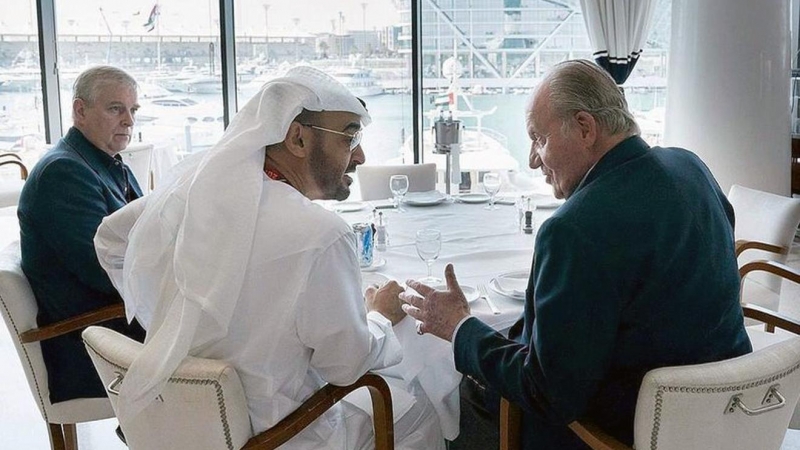 Juan Carlos I, ya como rey emérito, durante una comida en Dubai, en 2017, con el príncipe heredero de Abu Dhabi y subcomandante supremo de las Fuerzas Armadas de Emiratos Árabes Unidos, Mohammed bin Zayed Al Nahyan.