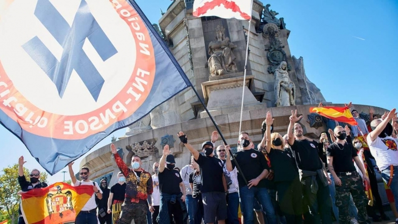 (12/10/2021) Miembros del Frente Nacional Identitario en una manifestación el 12 de octubre en Barcelona. Archivo.
